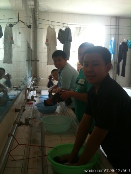 新东方泡泡英语夏令营的孩子们自己洗衣服啦