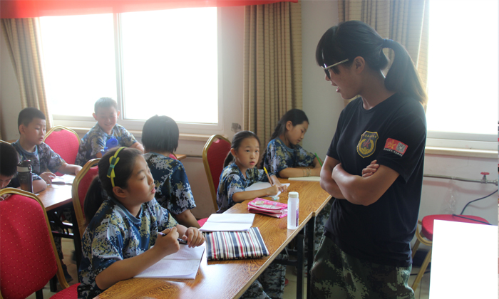 在夏令营认真学习的孩子