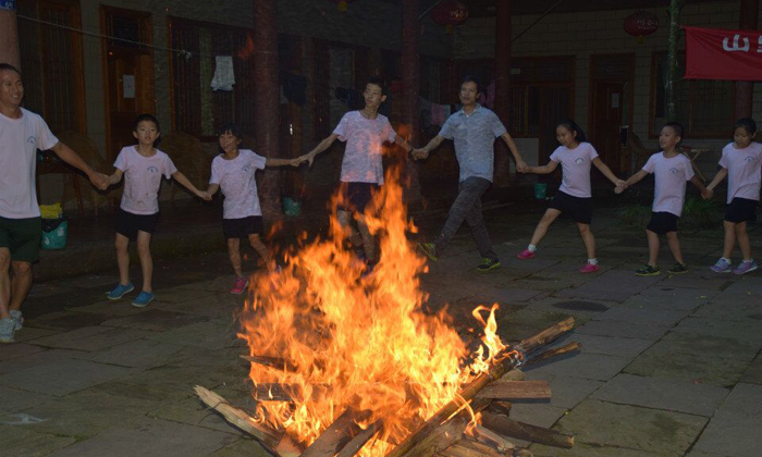 成长快乐大本营的篝火晚会