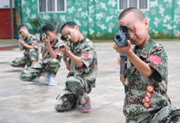 东北小学生军事夏令营让孩子集中注意力