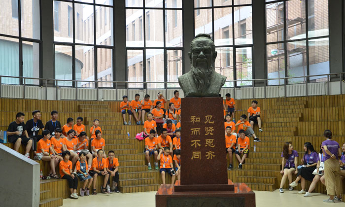 学生们听讲座