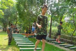 参加广州青少年生存训练营与生存大神一起荒野求生