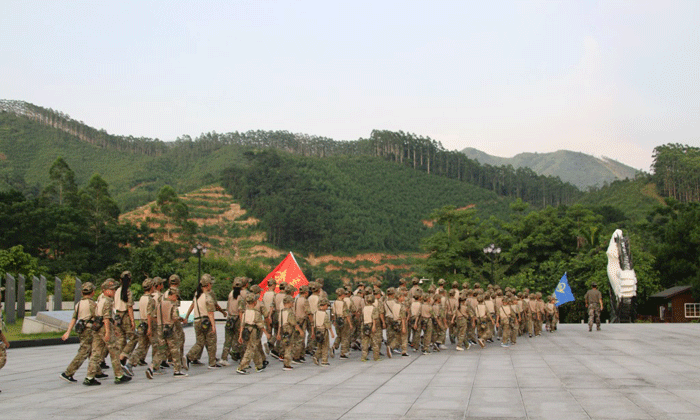 爬山探险