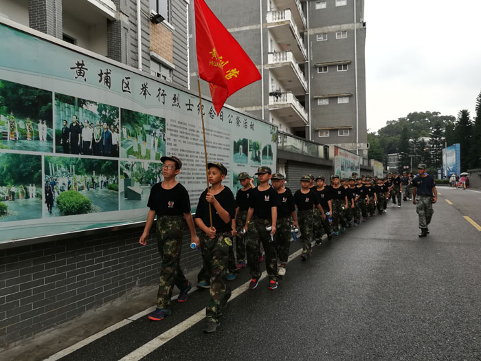举着旗子前进