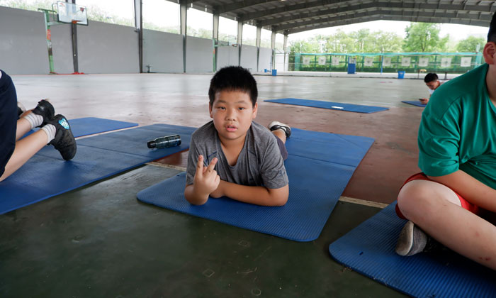 正在努力减肥的小男孩