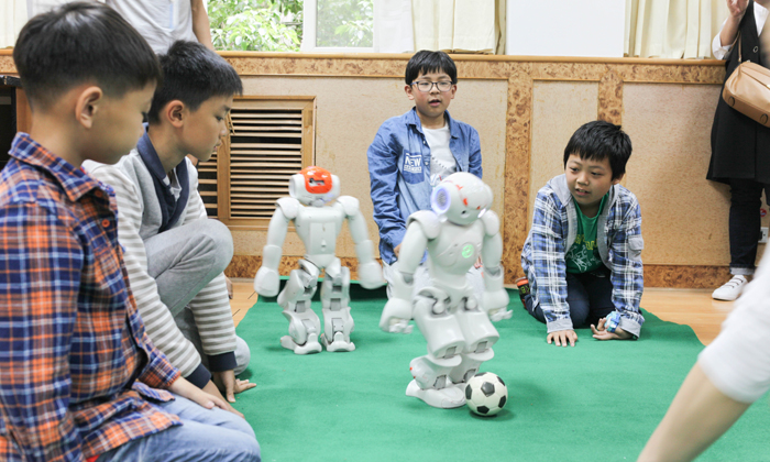 机器人夏令营中孩子们专心学习