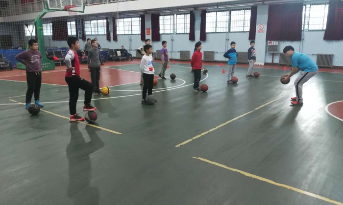 青少年篮球训练班