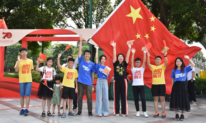 红旗前的我们