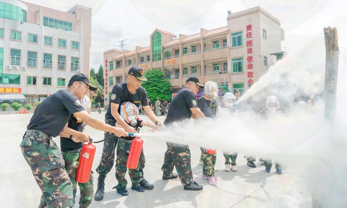 老师指导学员使用灭火器灭火