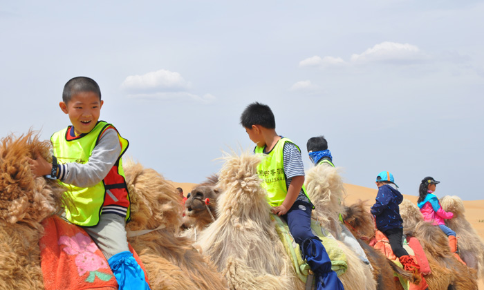 小学生参加沙漠夏令营培养积极的人生态度