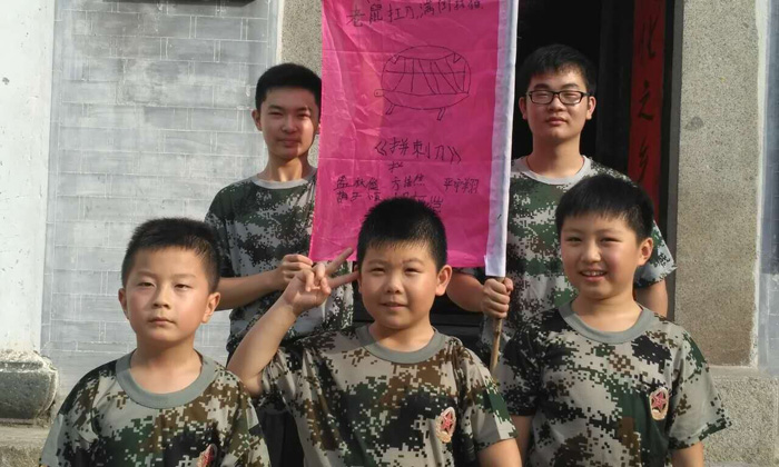 彩旗下合影