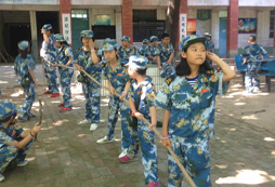 暑期西安军事训练营让孩子拥有战胜困难的信心