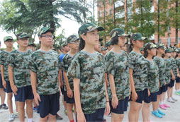 看上海西点夏令营军事体能训练