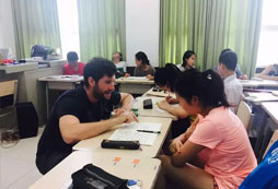 一般每年英语夏令营报名时间是？