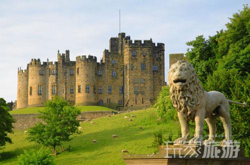 位于英国东南部northumberland的alnwick castle是否让你看着非常熟悉,是的,这里就是哈里? 波特里霍格华兹学校外观的拍摄地。