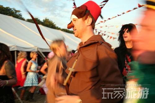 在newport,每年一度的bestival music festival热力四射,罗宾山公园里为期3 天的音乐节举办各种派对和主题活动,包括变装秀。