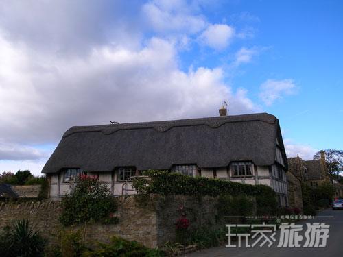 这块地区的建筑多似这种童话小屋,是很多富豪的隐居之所,要在这里置业,最小号房舍也要30万英镑起。