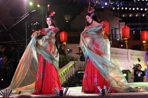 世界小姐三亚服装秀中国古典华服震全场(图)