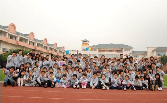 图为广州新东方酷学酷玩夏令营小学营合影 图为广州新东方酷学酷玩夏令营小学营合影