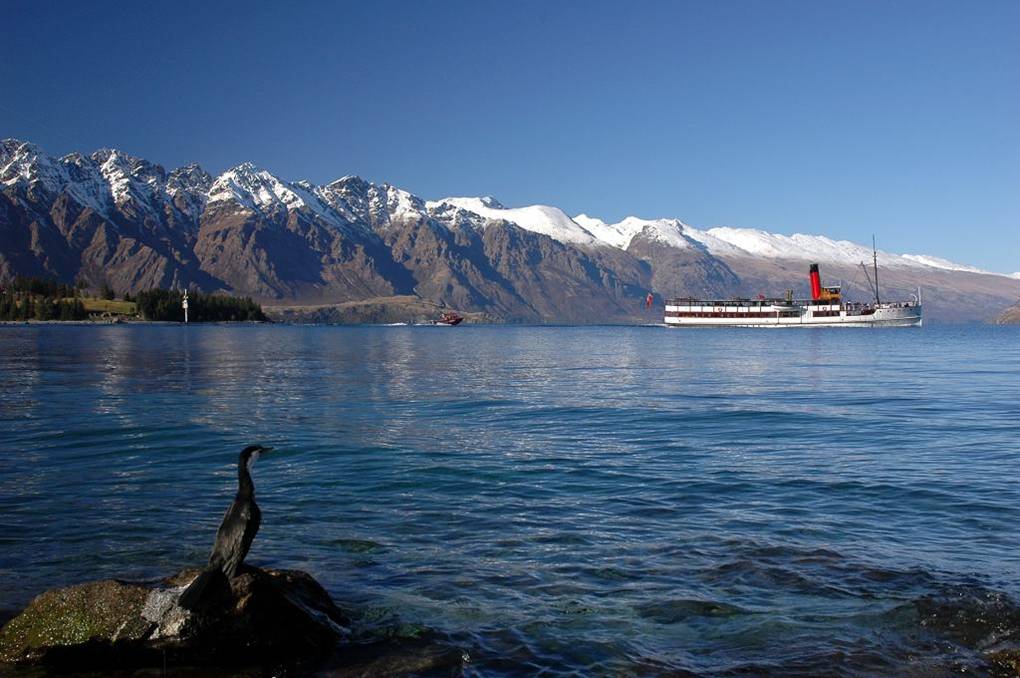 ��queenstown bay��һ��,ˮ�� �ɴ� ѩɽ�� ������