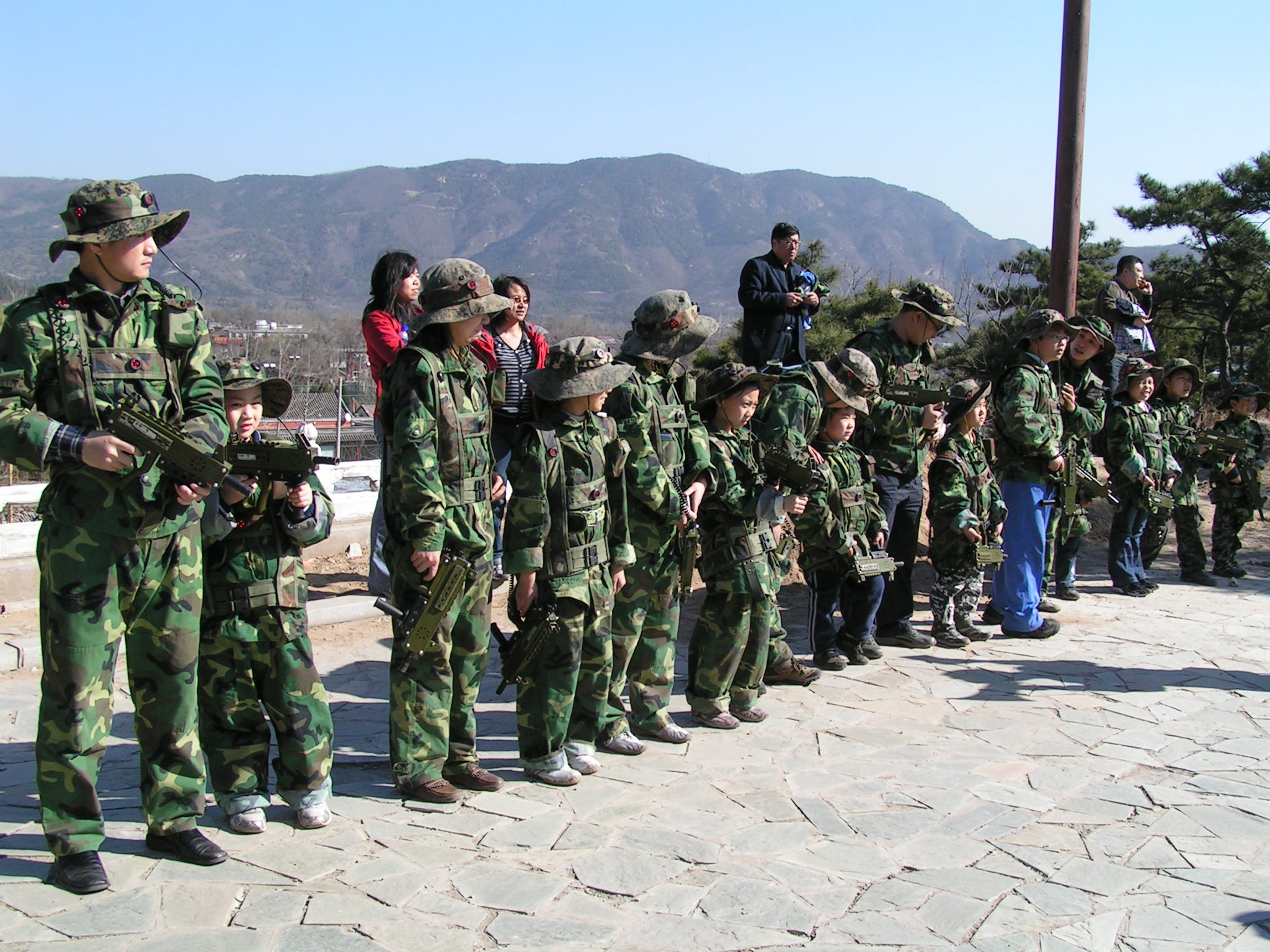 阳光少儿童军训练营军事训练