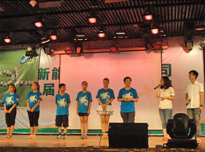 10强选手亮相，最右边为童兆炜