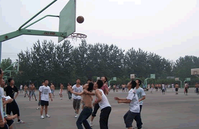2010072613.gif 中学生夏令营篮球赛精彩纷呈