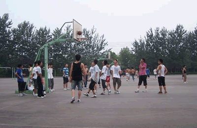 2010072610.gif 中学生夏令营篮球赛精彩纷呈