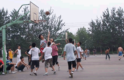 2010072611.gif 中学生夏令营篮球赛精彩纷呈